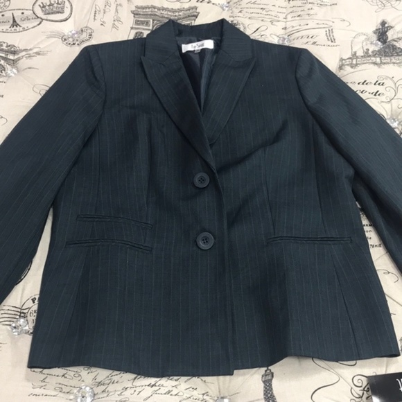 Le Suit Pinstriped Two-Button Blazer PLUS SIZE - Picture 3 of 6